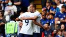 Pemain Tottenham Hotspur Harry Kane (kanan) melakukan selebrasi dengan Richarlison usai mencetak gol ke gawang Chelsea pada pertandingan sepak bola Liga Inggris di Stadion Stamford Bridge, London, Inggris, 14 Agustus 2022. Pertandingan berakhir imbang 2-2. (AP Photo/Ian Walton)