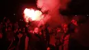 Suporter FC Barcelona menyalakan flare saat merayakan keberhasilan timnya meraih gelar juara La Liga Santander di Las Ramblas, Barcelona, (29/4/2018). Barcelona juara setelah menang 4-2 atas Deportivo. (AP/Manu Fernandez)
