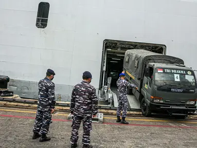 Truk TNI AL mengangkut barang bantuan tujuan Kalimantan Selatan dan Sulawesi Barat ke KRI Banda Aceh 593 di Dermaga 101 Pelabuhan Tanjung Priok Jakarta, Jumat (22/1/2020). TNI AL kembali mengirimkan bantuan untuk korban bencana alam di Kalsel dan Sulbar. (Liputan6.com/Faizal Fanani)