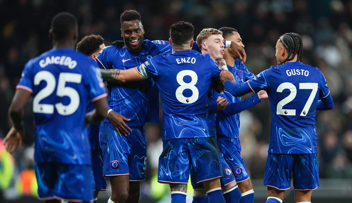 Kemudian, dua gol penalti Cole Palmer di babak kedua dan sepakan keras Enzo Fernandez, memastikan kemenangan comeback yang luar biasa di markas The Lilywhites. (AP Photo/Ian Walton)