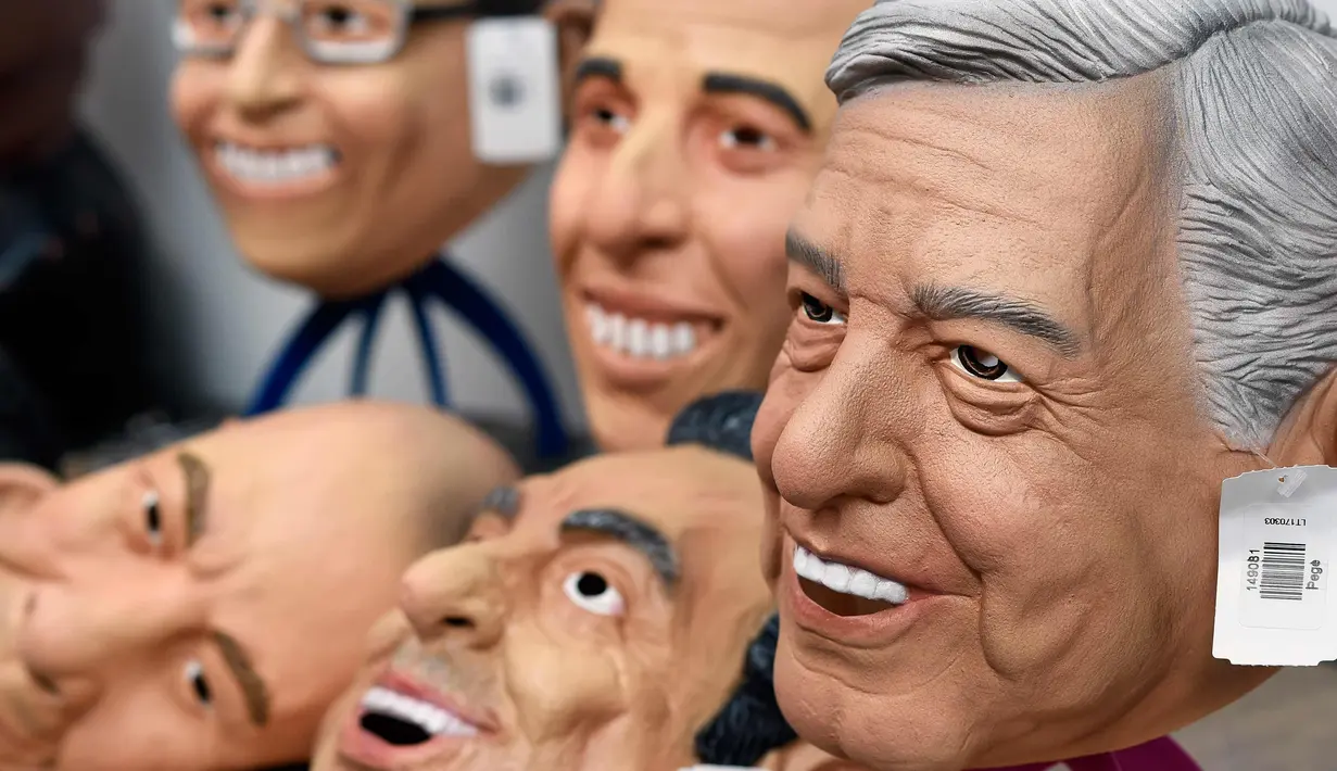 Topeng lateks dari kandidat presiden Meksiko Andres Manuel Lopez Obrador (kanan), dari partai MORENA, dan para kandidat dan tokoh politik lainnya ditampilkan di pabrik Rev di Jiutepec, Morelos State, Meksiko, (28/3). (AFP Photo/Alfredo Estrella)