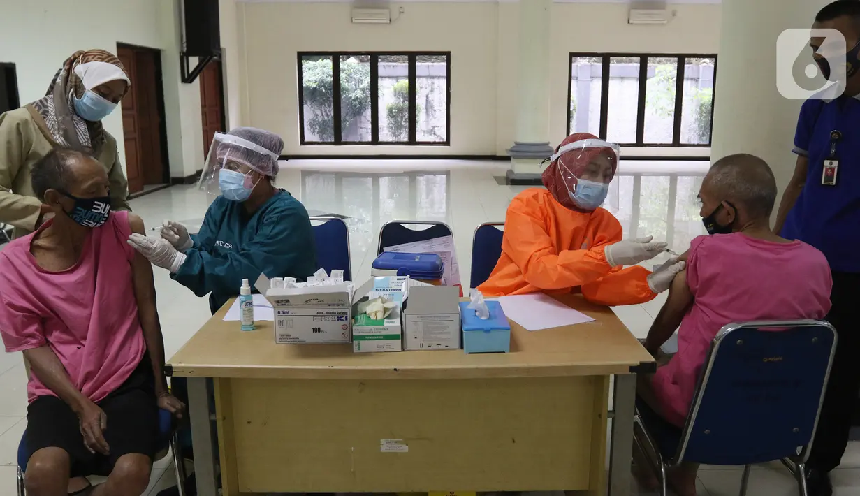 Tenaga kesehatan menyuntikan vaksin Covid-19 AstraZeneca kepada warga binaan sosial di Panti Sosial Bina Insan, Cipayung, Jakarta, Selasa (14/9/2021). Sebanyak 180 warga binaan sosial telah menerima vaksin Covid-19 dosis pertama dan kedua. (Liputan6.com/Herman Zakharia)