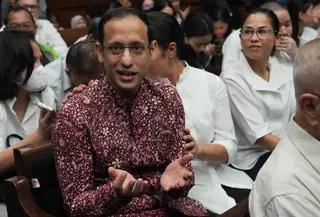 Mantan Menteri Pendidikan, Kebudayaan, Riset, dan Teknologi (Mendikbudristek), Nadiem Anwar Makarim, yang juga salah satu pendiri platform pembayaran dan perusahaan transportasi daring di Indonesia, bereaksi sebelum dimulainya sidang pembacaan tuntutan di Pengadilan Tindak Pidana Korupsi Jakarta, Rabu 13 Mei 2026. (AP Photo/Tatan Syuflana)