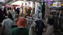 Warga memilih perlengkapan ibadah di Pasar Tanah Abang Blok A, Jakarta, Senin (4/4/2022). Penjualan busana muslim seperti mukena, kerudung, sajadah dan sarung mengalami peningkatan di bulan Ramadhan. (Liputan6.com/Faizal Fanani)