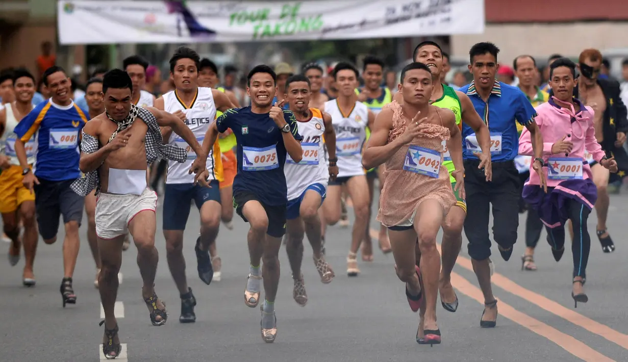 Sejumlah peserta berlari meninggalkan garis start menggunakan sepatu heels saat mengikuti "Tour De Takong" di Marikina, Manila, Filipina, 26 November 2016. Balap lari stiletto itu merupakan bagian dari festival sepatu tahunan. (REUTERS/Ezra Acayan)