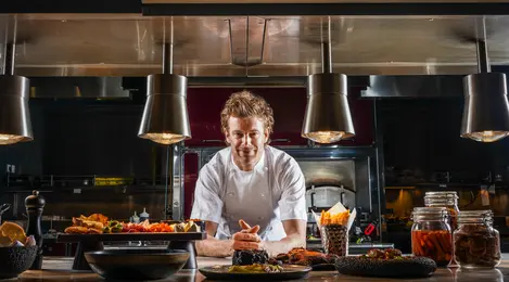 Chef Tom Aikens Persiapkan Kuliner Gastronomi Ala Eropa untuk Makan Malam Akhir Tahun Bersama Keluarga