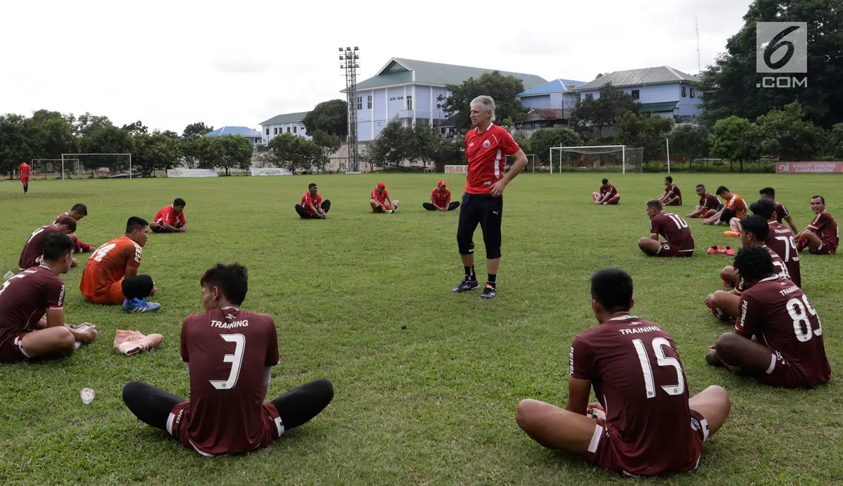 Pelatih Persija Jakarta, Ivan Kolev saat pimpin sesi latihan di lapangan Sutasoma, Jakarta, Rabu(16/1). Lima pemain Persija tidak hadir pada latihan perdana bersama Ivan Kolev. (Bola.com/Yoppy Renato)