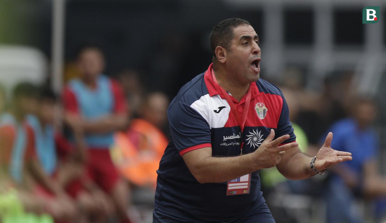 Pelatih Yordania, Ahmad Abdel, memberikan arahan kepada anak asuhnya saat melawan Yordania pada laga persahabatan di Stadion Wibawa Mukti, Jawa Barat,  Sabtu (13/10/2018). Indonesia menang 3-2 atas Yordania. (Bola.com/M Iqbal Ichsan)