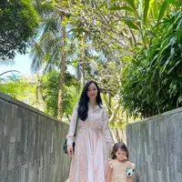 Senangnya punya anak perempuan adalah bisa tampil kembar seperti Asmirandah dan Chloe