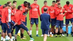 Neymar dan para pemain PSG ssedang mendengar arahan pelatih pada sesi latihan di Camp des Loges, Paris, (11/8/2017). PSG akan mengawali Liga 1 Prancis melawan Guingamp. (AFP/Alain Jocard)