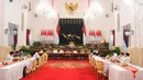 Presiden Joko Widodo atau Jokowi (tengah) memberi sambutan saat menerima pimpinan lembaga negara untuk buka puasa bersama di Istana Negara, Jakarta, Senin (6/5/2019). Jokowi sempat menyampaikan rencana pemindahan Ibu Kota di hadapan pimpinan lembaga negara. (Liputan6.com/Angga Yuniar)