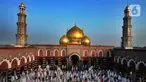 Ribuan umat Islam melaksanakan sholat Idul Fitri di Masjid Kubah Emas, Depok, Jawa Barat, Kamis (13/5/2021). Hari ini seluruh umat Islam dunia merayakan Hari Raya Idulfitri 1442 Hijriah setelah menjalankan ibadah puasa satu bulan penuh di bulan suci Ramadhan. (merdeka.com/Arie Basuki)