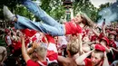 Sejumlah suporter Timnas Denmark mengangkat fans wanita  saat menonton bersama laga melawan Timnas Inggris di  Copenhagen, Denmark, Kamis (8/7/2021). (Foto:AFP/Mads Claus Rasmussen / Ritzau Scanpix,Pool)