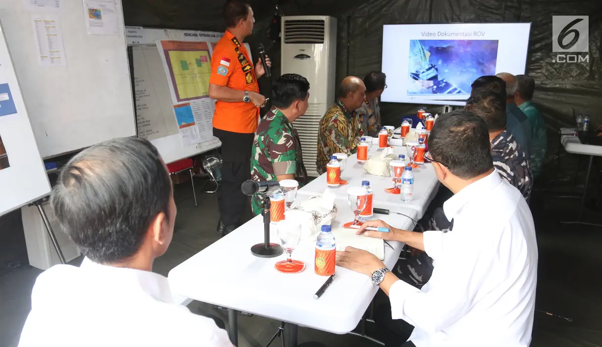 Presiden Joko Widodo mendengarkan Kepala Badan SAR Nasional Marsekal Madya M Syaugi memaparkan evakuasi pesawat Lion Air JT 610 di dalam tenda di Tanjung Priok, Jakarta, Jumat (2/11). Liputan6.com/Angga Yuniar)
