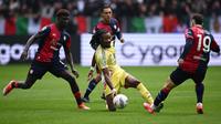 Gelandang Juventus, Khephren Thuram, bertarung memperebutkan duel dengan gelandang Cagliari, Nadir Zortea, saat duel antara kedua tim di Allianz Stadium, Minggu (6/10/2024) sore WIB. Juventus dan Cagliari bermain imbang 1-1 dalam laga tersebut. (MARCO BERTORELLO / AFP)