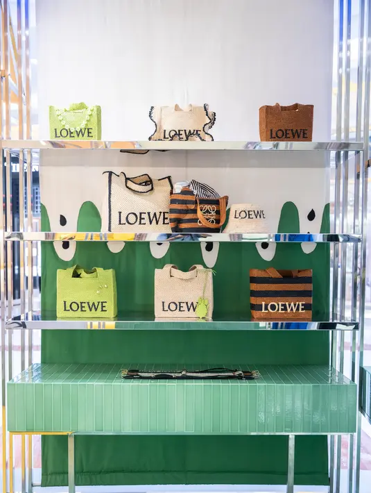Jelajahi tas keranjang khas LOEWE. Dari mulai Puzzle ikonik versi anyaman rafia baru dan tas jinjing Puzzle Fold, serta tas jinjing Font dan Keranjang Iraca dengan warna baru. Tenunan Puzzle versi rafia menyertakan garis-garis grafis yang dirancang mengikuti potongan tas, membuatnya bervariasi dalam warna, dan menciptakan versi Puzzle yang unik, dalam desain dan pola.