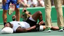 Ekspresi pemain Tenis asal Jerman, Dustin Brown saat mengalami cidera di pertandingan Olimpiade Rio 2016 melawan Thomaz Bellucci asal Brasil, Brasil (7/8). (REUTERS) 