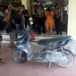 Wajah tersangka peledakan motor di parkiran Liquid Bar and Kitchen terus ditutupi. (Liputan6.com/Yanuar H)