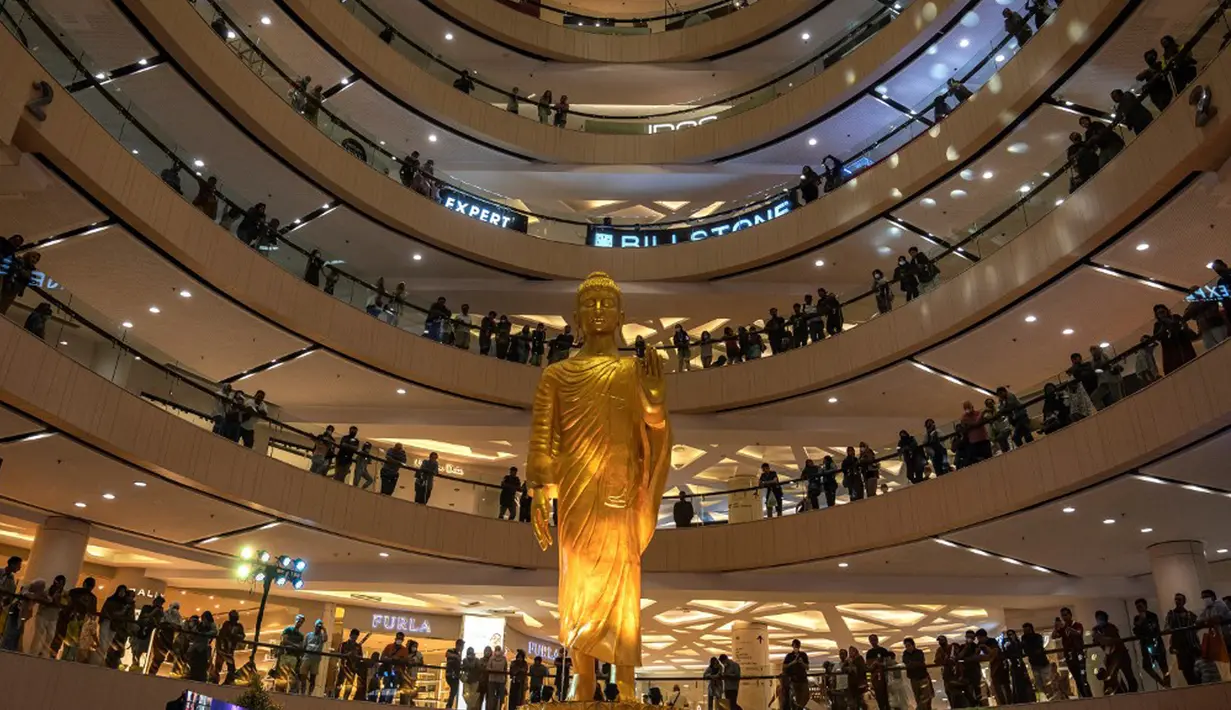 Patung Buddha atau rupang setinggi 12,3 meter ini dihadirkan untuk menyambut gelaran Vesak Festival 2023 dalam memeriahkan Hari Raya Waisak. (JUNI KRISWANTO/AFP)