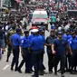 Polisi mensterilkan jalan saat sebuah ambulans melaju membawa korban ledakan gereja di Kochchikade, Kolombo, Sri Lanka, Minggu (21/4). Sekitar 99 orang dilaporkan tewas dalam ledakan di tiga gereja dan tiga hotel di Sri Lanka. (AP Photo/Eranga Jayawardena)