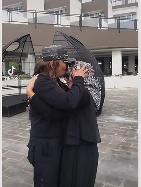 Meski jarang terlihat di layar kaca, melalui akun instagramnya, ia kerap membagikan kegiatannya. Selain itu, salah satu yang mencuri perhatian adalah kemesraan dan keharmonisan bersama sang istri. [Instagram/jhony.isk]