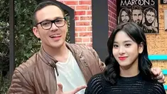 Zee JKT48 merupakan anak dari presenter, Fadli Akhmad. Zee berhasil keluar dari bayang-bayang ayahnya yang artis dan sukses di JKT48. Momen keakraban Zee dan ayahnya ini curi perhatian. (Liputan6.com/IG/jkt48.zee)