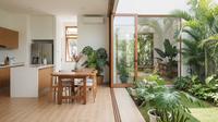 Inspirasi Kombinasi Taman Belakang dan Dapur Terbuka Rumah Kecil,. Foto: Gemini