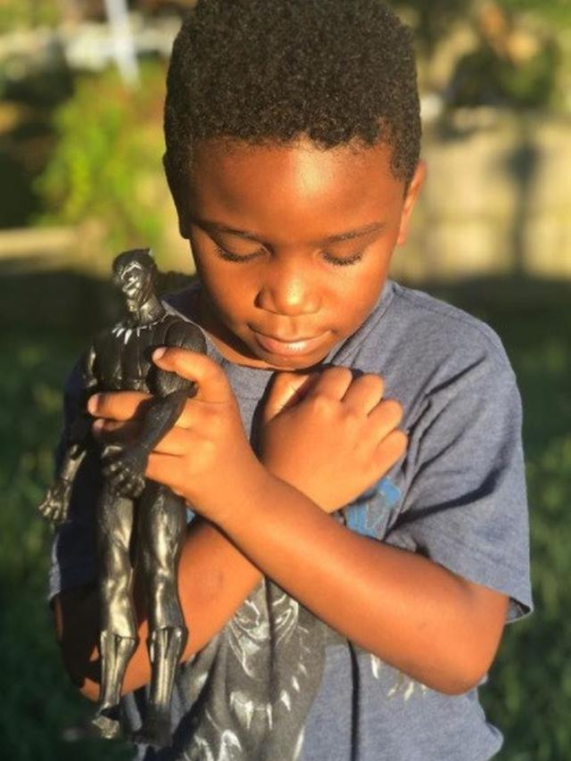 Anak-anak beri penghormatan untuk Chadwick Boseman