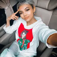 Rina Nose memangkas rambutnya menjadi potongan pixie dan mewarnainya abu-abu. Tapi dengan bentuk wajah dan makeup yang dikenakannya, gaya rambut pria seperti ini pun terlihat cantik pada Rina Nose. Foto: Instagram.