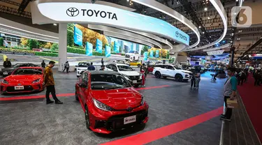 Suasana booth Toyota saat memamerkan produk terbaru dan terinovatif dalam ajang Gaikindo Indonesia International Auto Show (GIIAS) 2024 di ICE BSD, Kabupaten Tangerang, Rabu (17/7/2024). (Liputan6.com/Angga Yuniar)