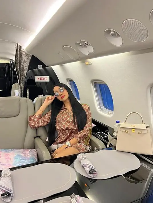 Lucinta Luna juga sempat mengenakan berbagai aksesoris yang mewah. Ia sempat mengenakan kacamata dengan desain unik dan jam tangan berkilauan, ia juga tampak membawa tas mahal Birkin dari Hermes.(instagram.com/lucintaluna_manjalita)