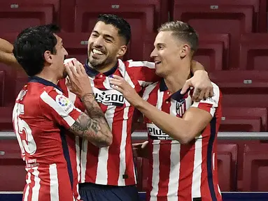 Striker Atletico Madrid, Luis Suarez, melakukan selebrasi usai mencetak gol ke gawang Getafe pada laga Liga Spanyol di Stadion Wanda Metropolitano, Rabu (30/12/2020). Atletico Madrid menang dengan skor 1-0. (AFP/Oscar Del Pozo)