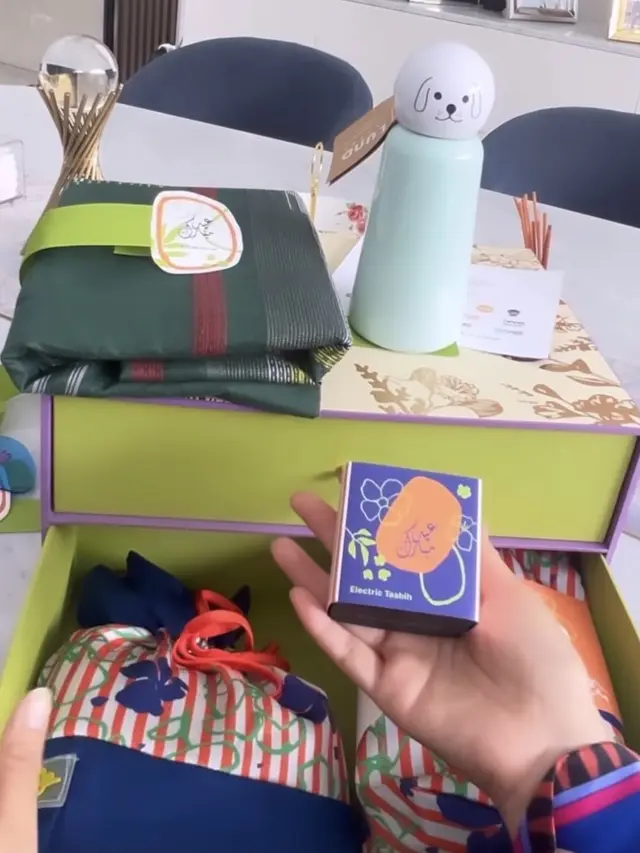 Potret Isi Hampers Lebaran Raffi Ahmad dan Nagita Slavina yang dibagikan Titi Kamal.credit: Instagram @titi_kamall