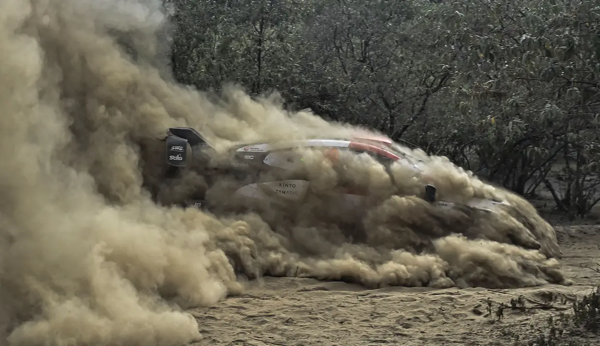 Tim reli Finlandia, Kalle Rovanpera dan Jonne Halltunen tengah berkompetisi menggunakan mobil Toyota GR Yaris dalam ajang Safari Rally Kenya 2022 yang berlangsung di kota tepi danau Naivasha pada 24 Juni 2022. (AFP/Tony Karumba)