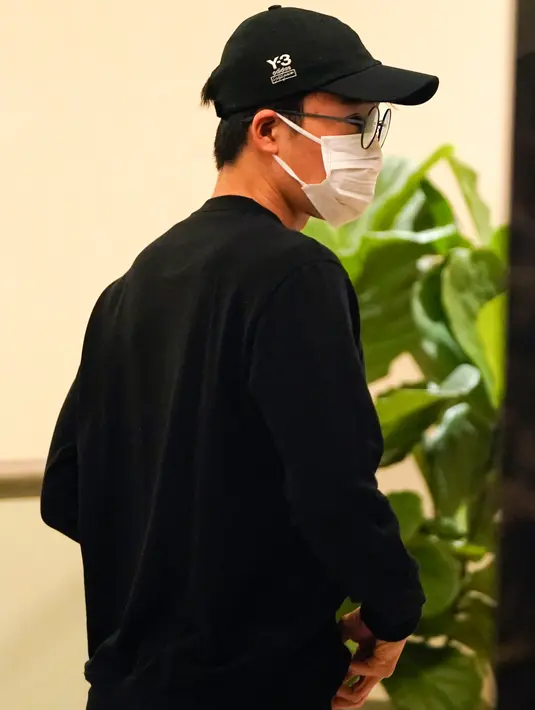 Pebulu tangkis Jepang Kento Momota tiba di bandara Internasional Kuala Lumpur di Sepang, Malaysia, Rabu (15/1/2020). Kento Momota yang cedera dalam kecelakaan lalu lintas di Malaysia pada Senin (13/1) itu memutuskan langsung terbang ke negaranya, Jepang usai menjalani perawatan. (AP/Vincent Thian)