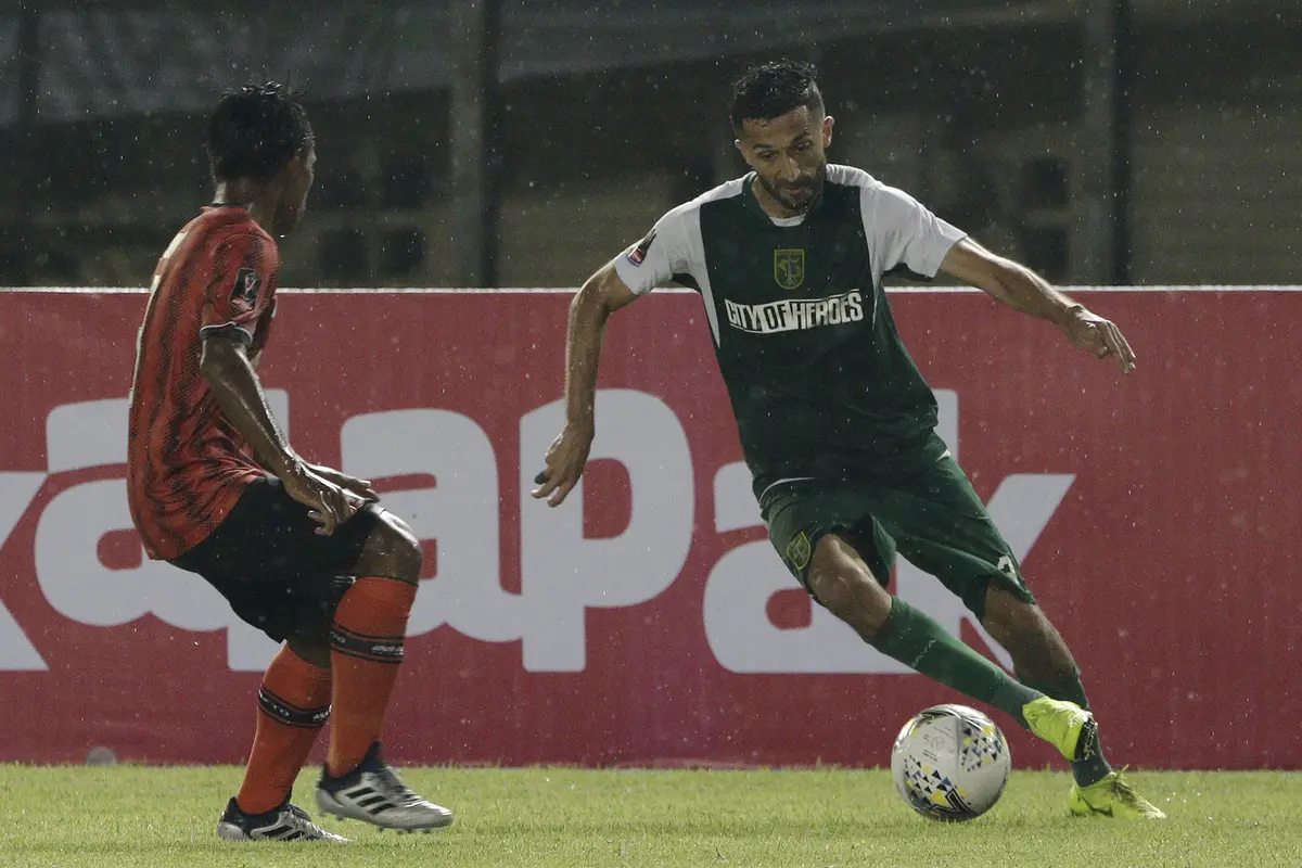Striker Persebaya Surabaya, Manuchehr Jalilov, mengontrol bola saat melawan Perseru Serui pada laga Piala Presiden 2019. (Bola.com/Yoppy Renato)