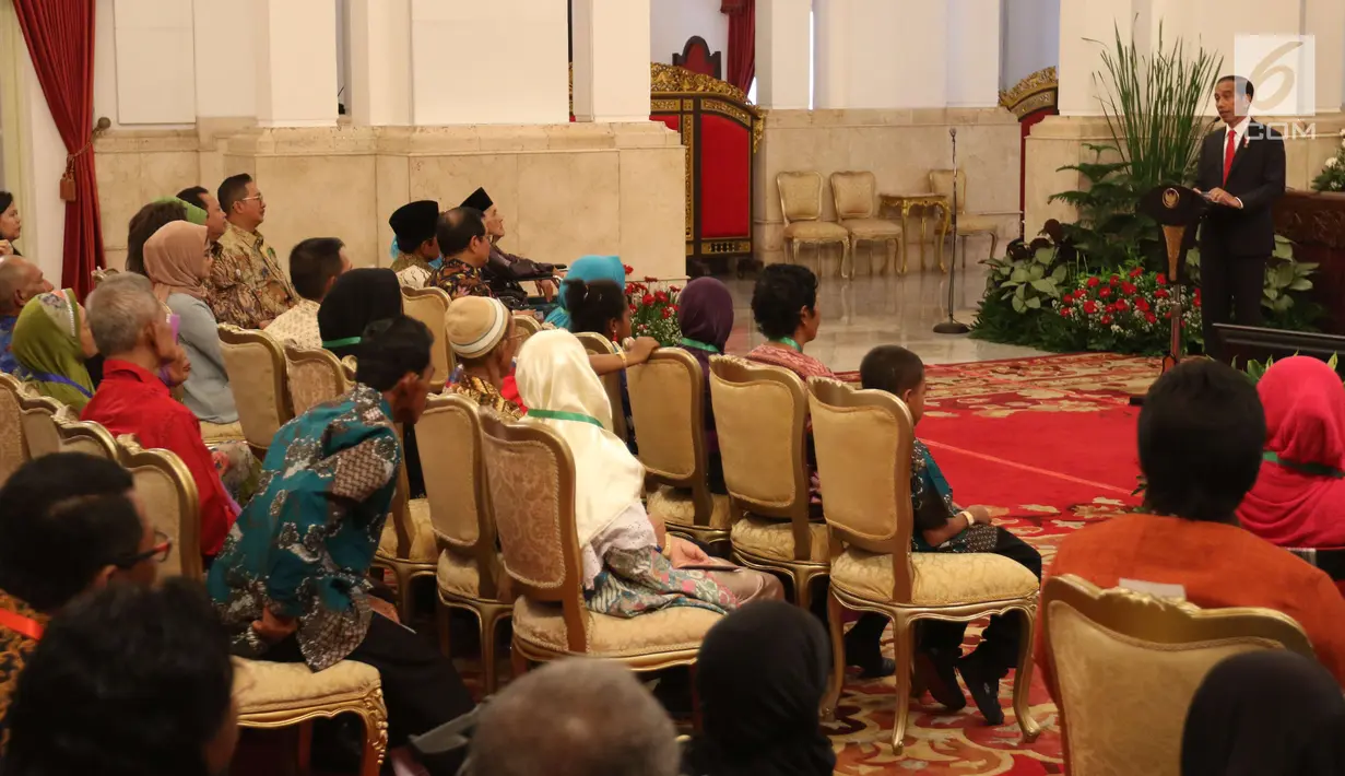 Presiden Jokowi memberi sambutan saat menerima peserta menerima peserta JKN dan KIS di Istana Negara, Jakarta (23/5). Dalam kesempatan itu, Presiden Joko Widodo menyebut DKI Jakarta sebagai provinsi yang biaya berobatnya mahal. (Liputan6.com/Angga Yuniar)