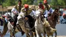 Sejumlah pria menunggang kuda saat mengikuti lomba berkuda di Festival Budaya Ethnosports, Istanbul, Kamis (11/5). Festival ini bertujuan mempromosikan olahraga Turki kuno, seperti panahan Utsmani, menunggang kuda dan gulat minyak. (AFP PHOTO / OZAN KOSE)