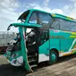 Kondisi bus pengangkut peziarah yang rusak parah  usai tabrakan dengan truk di Gresik. (Istimewa)