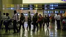 Calon penumpang dievakuasi dari bandara internasional Changi setelah kebakaran kecil muncul di salah satu terminal, Singapura, Selasa (16/5). (AFP/ TOH TING WEI)