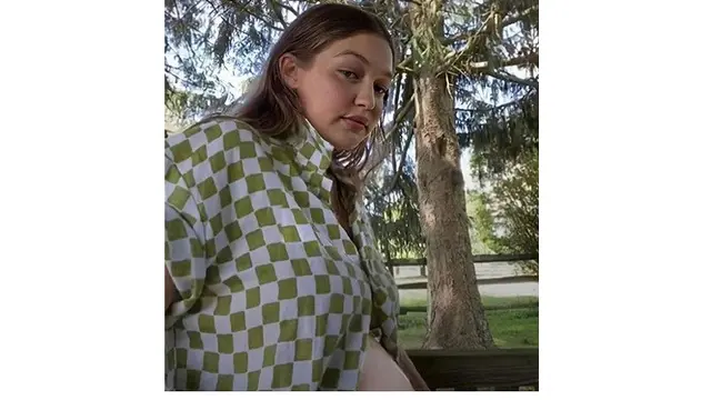 6 Potret Gigi Hadid Pamer Baby Bump saat Live Instagram, Curi Perhatian