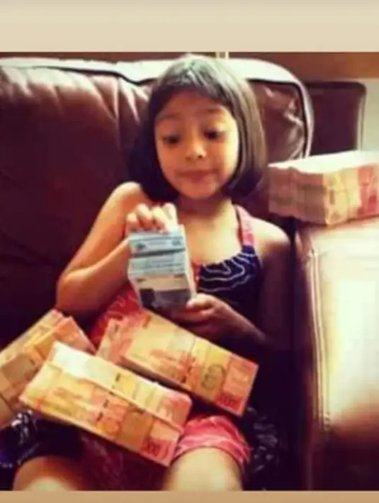 Sedari kecil Alleia sudah pintar berekspresi. Berbagai momen, Alleia menunjukkan wajah bahagia saat masih kecil. Kelucuan anak semata wayang dari Ariel Noah saat kecil ini tuai atensi publik. (Liputan6.com/IG/alleialovers)