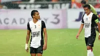 Dua pemain PSM Makasar yang gagal mengeksekusi pinalti Ferdinand Sinaga dan Rizky Pellu saat melawan Persija pada laga Trofeo Persija  di Stadion Utama Gelora Bung Karno, Jakarta, Sabtu (9/4/2016). (Bola.com/Nicklas Hanoatubun)