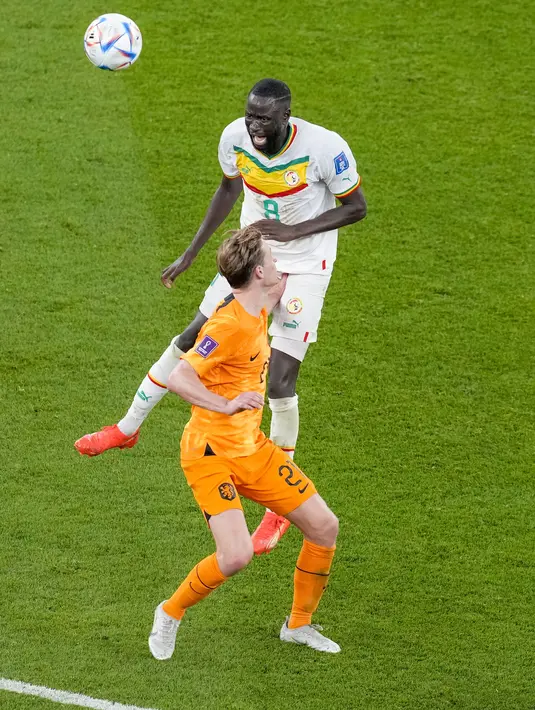 Gelandang Senegal Cheikhou Kouyate berebut bola dengan gelandang Belanda Frenkie De Jong pada pertandingan kedua Grup A Piala Dunia 2022 di Stadion Al-Thumama di Doha, Senin (21/11/2022). Kouyate ditarik keluar oleh pelatih Senegal, Aliou Cisse dan digantikan oleh Pape Gueye. (AP Photo /Thanasis Stavrakis)