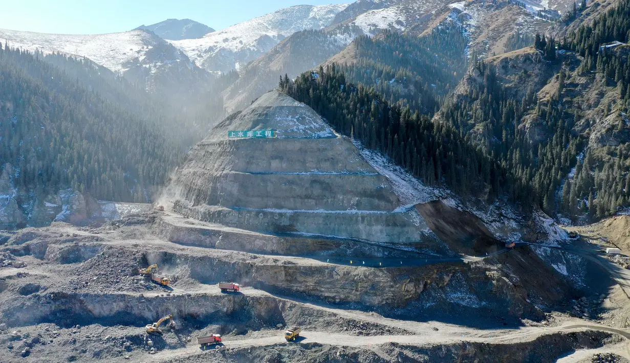 Foto dari udara ini menunjukkan lokasi pembangunan Stasiun Pembangkit Listrik Tenaga Pompa Fukang di Kota Fukang, Daerah Otonom Uighur Xinjiang, China, 15 Oktober 2020. Stasiun itu merupakan stasiun pembangkit listrik tenaga pompa pertama yang sedang dibangun di Xinjiang. (Xinhua/Ding Lei)