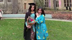 Amel Carla akui bangga dengan pencapaian sang kakak. Bintang sitkom lawas Suami-Suami Takut Istri itu ungkap jika ia termotivasi untuk mendapatkan beasiswa. Terbang ke Inggris demi dampingi sang kakak di hari wisuda di tengah kesibukannya, kebahagiaan terpancar jelas di wajah Amel Carla. Amel Carla cantik pakai setelan baju warna biru muda dengan motif bunga kuning. (Liputan6.com/IG/@amelcarla)