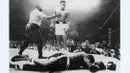 Ekspresi Muhammad Ali setelah menjatuhkan lawannya, Sonny Liston, dalam laga kelas berat di Lewiston, 26 Mei 1965. (AFP)