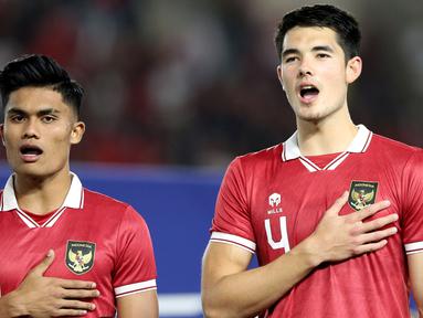 Ekspresi pemain Timnas Indonesia U-23, (dari kiri ke kanan) Ramadhan Sananta dan Elkan Baggott saat menyanyikan lagu kebangsaan Indonesia Raya jelang melawan Chinese Taipei U-23 dalam pertandingan Grup K Kualifikasi Piala Asia U-23 2024 di Stadion Manahan, Solo, Sabtu (9/9/2023). (Bola.com/Arief Bagus)