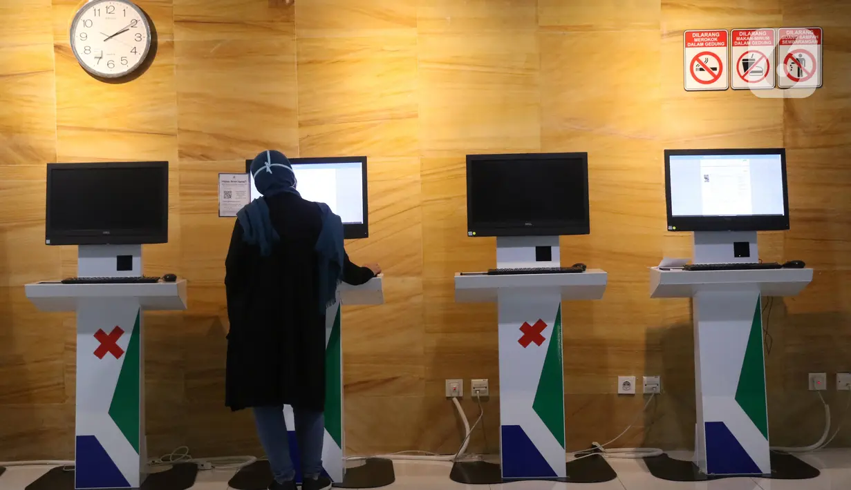 Pengunjung menggunakan komputer di Perpustakaan Nasional, Jakarta, Kamis (10/6/2020). Perpusnas membuka kembali membuka pelayanan mulai Kamis ini, 11 Juni 2020, dengan menyiapkan protokol kesehatan setelah beberapa bulan tutup akibat COVID-19. (Liputan6.com/Angga Yuniar)