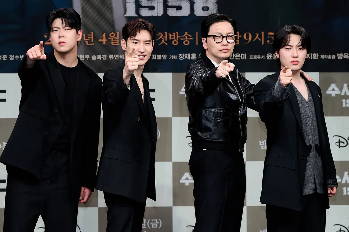 Yoon Hyun Soo, Lee Je Hoon, Lee Dong Hwi dan Choi Woo Sung di konferensi pers "Chief Detective 1958". [Foto: Disney+ Hotstar]